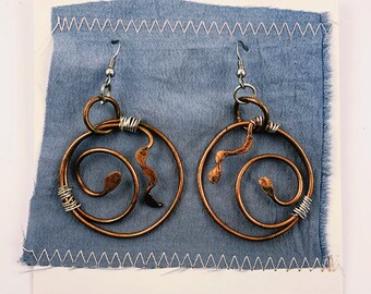 Pendientes de círculo de serpiente de cobre / pendientes de aro hechos a mano a medida en cobre de oro rosa