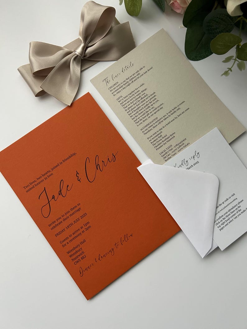 Pode incluir: Um convite de casamento com fundo laranja e texto preto. O convite diz: "Duas vidas, dois cora&ccedil;&otilde;es, unidos pela amizade, unidos para sempre pelo amor. Jade & Chris. Convidamos voc&ecirc; a se juntar a eles para celebrar seu casamento. Sexta-feira, 18 de julho de 2025. Os convidados devem chegar &agrave;s 13h para uma cerim&ocirc;nia &agrave;s 14h. Wrenbury Hall, Wrenbury, Nantwich, CWS BEJ. Jantar e dan&ccedil;a a seguir."