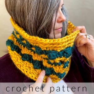 Può includere: Schema a uncinetto per un collo a maglia a righe giallo e verde. Il collo è realizzato con un punto a trama e ha un bordo largo e piegato.