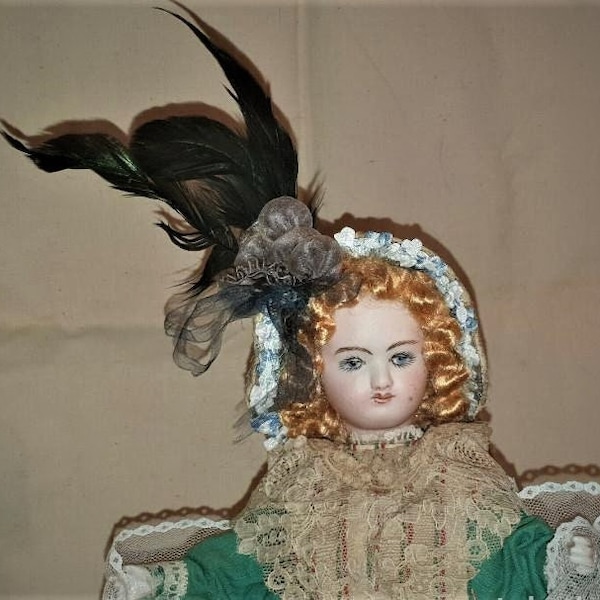 Ancienne poupée automate Très rare Ancien modèle victorien avec a vestiaire élégant, robe à la main, dentelle mantille, crochet. Porcelaine