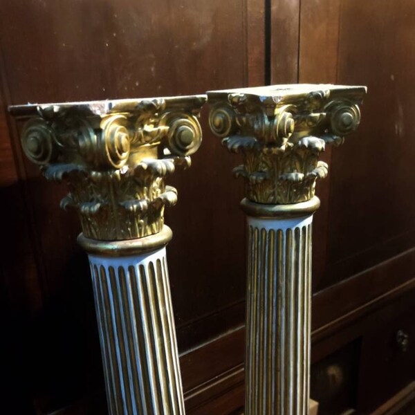 Antiche colonne con capitelli corinzi in legno e foglia d'oro provenienti da un'antica pala d'altare tardogotica de primo barocco del XVII s