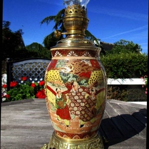 Magnifica antigua gran lámpara quinqué aceite parafina o petroleo ceramica SATSUMA Japón Siglo 19 de museo Arte & Antigüedades Xarreque