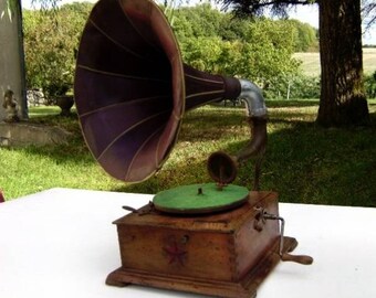 Gramola. Gran sonido gramófono PATHE.  Bocina de metal. Ø 33 cm. Campana. Caja de aguja, disco pizarra. Antiguo fonógrafo precisión año 1900