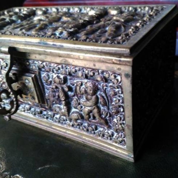 Coffre en métal ancien. Grande boîte bijoux, bronze, anges, chérubins. Préciosité très lourde du 19ème siècle, très haute qualité avec clé.