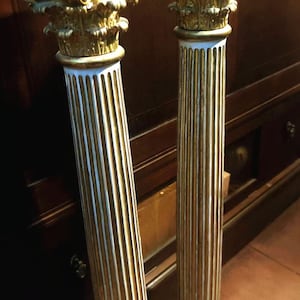 Columnas antiguas con capiteles corintios  en madera y pan de oro de antiguo retablo  fin de gótico escurialense principio  barroco siglo 17