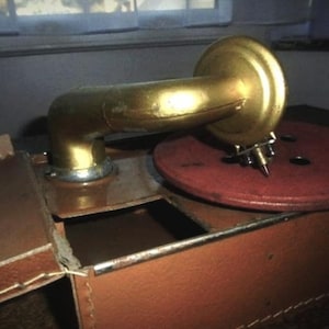Gramófono antiguo, infantil. Maravilloso fonógrafo de lujo, de viaje a cuerda, caja en piel. Único, pieza de museo como nuevo