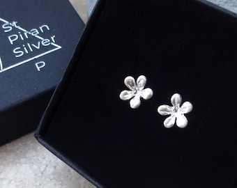 Boucles d'oreilles fines en argent sterling avec fleur 3D