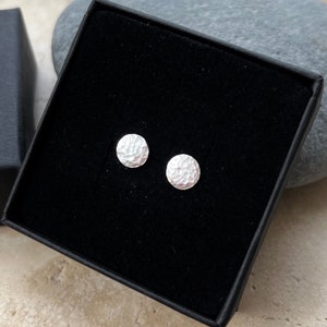 Geometric small silver hammered round stud earrings, geometric, geometric round earrings, stud earrings, tiny studs, little studs, round stu