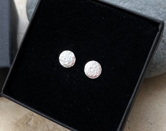 Geometric small silver hammered round stud earrings, geometric, geometric round earrings, stud earrings, tiny studs, little studs, round stu