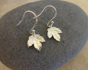 Boucles d'oreilles pendantes feuille d'érable en argent sterling : bijoux d'automne