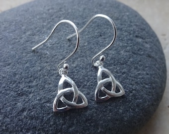 Boucles d'oreilles délicates triangulaires en argent sterling avec noeud celtique