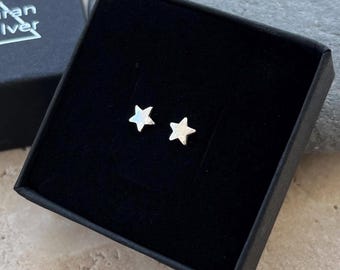 Boucles d'oreilles en argent sterling martelé Tiny Star