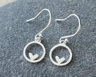 Boucles d'oreilles cercle en argent sterling martelé : goutte coeur délicate