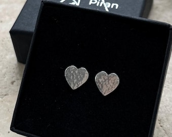 Clous d'oreilles coeurs en argent sterling martelé : coeurs d'amour de 8 mm faits main