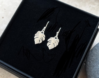 Boucles d'oreilles pendantes en argent sterling martelé feuille de Monstera