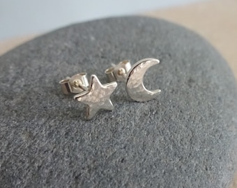 Boucles d'oreilles en argent sterling martelé avec étoile et lune dépareillées