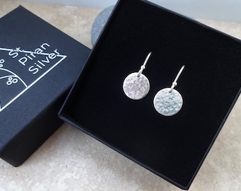 Boucles d'oreilles pendantes en argent sterling à disque martelé : style contemporain