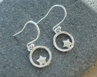 Boucles d'oreilles pendantes étoile en argent sterling martelé : bijoux célestes délicats