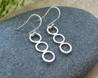 Boucles d'oreilles pendantes en argent sterling faites main | Gouttes circulaires martelées