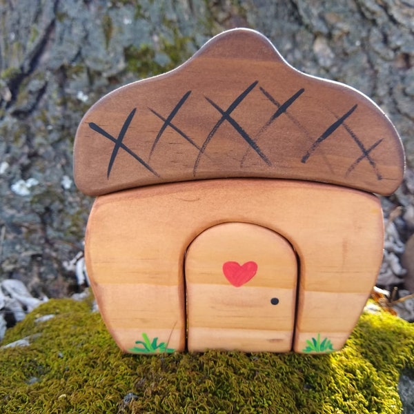 Juego infantil de madera de bellota. Juguetes fantásticos para niños y niñas. Inspirado en la pedagogía Waldorf y Montessori.