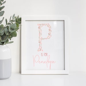 Letra floral personalizada Nombre Nursery Sign, Rosa claro pálido Rubor Decoracion del dormitorio de las niñas, Arte de pared de la niña bebé, Regalo de baby shower, 8 x 10 Impresión