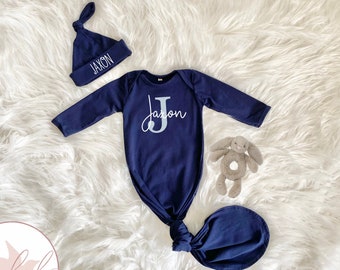 Robe de bébé nouée personnalisée avec nom, cadeau de douche de bébé bleu marine robe garçon, tenue d'hôpital de tenue de retour à la maison, cadeau de nouveau-né pour la nouvelle maman