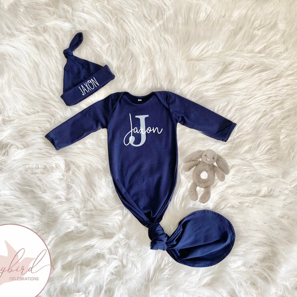 Robe de bébé nouée personnalisée avec nom, cadeau de douche de bébé bleu marine robe garçon, tenue d'hôpital de tenue de retour à la maison, cadeau de nouveau-né pour la nouvelle maman