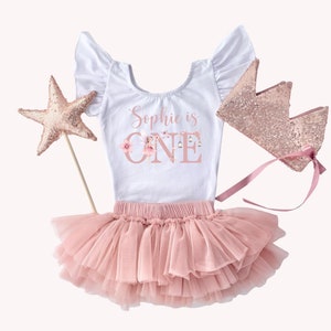 Tenue tutu personnalisée Fairy One pour 1er anniversaire de fille avec couronne et baguette étoilée, tenue 1er anniversaire pour gâteau pailleté or rose