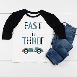 FAST & THREE Race Car 3rd Birthday Boy Shirt, Third Birthday Boys Baseball Raglan, Birthday Racing Party, Personnalisé avec nom et numéro