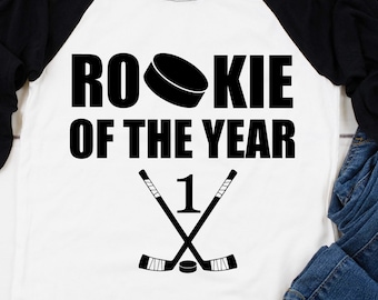 Chemise de hockey pour garçon pour le premier anniversaire de la recrue de l'année, chemise pour garçon 1er anniversaire, crosse de hockey et rondelle de hockey, nom et numéro personnalisés