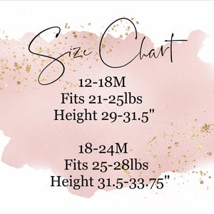 Puede incluir: Una tabla de tallas sobre un fondo de acuarela rosa p&aacute;lido con motas doradas. El texto dice: Size Chart, 12-18M Fits 21-25lbs Height 29-31.5", 18-24M Fits 25-28lbs Height 31.5-33.75". El texto es negro y en fuente serif.