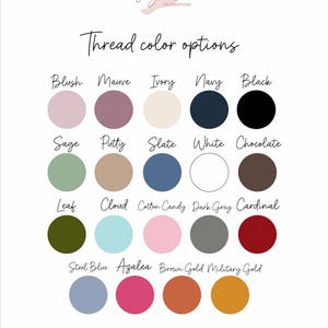 Puede incluir: Una carta de colores titulada Thread color options de Songbird Celebrations con diecinueve muestras circulares en varios colores, incluyendo rubor, malva, marfil, marino, negro, salvia, masilla, pizarra, blanco, chocolate, hoja, nube, algod&oacute;n de az&uacute;car, gris oscuro, cardenal, azul acero, azalea, oro marr&oacute;n y oro militar.