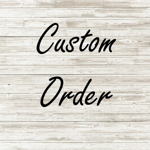 Puede incluir: Las palabras "Custom Order" están escritas en una fuente cursiva elegante en negro sobre un fondo claro de vetas de madera. El fondo tiene una apariencia blanqueada con tablones horizontales.