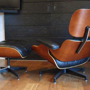 Restored Eames cherry lounge chair and ottoman by Herman Miller, circa 2002 immagine 2