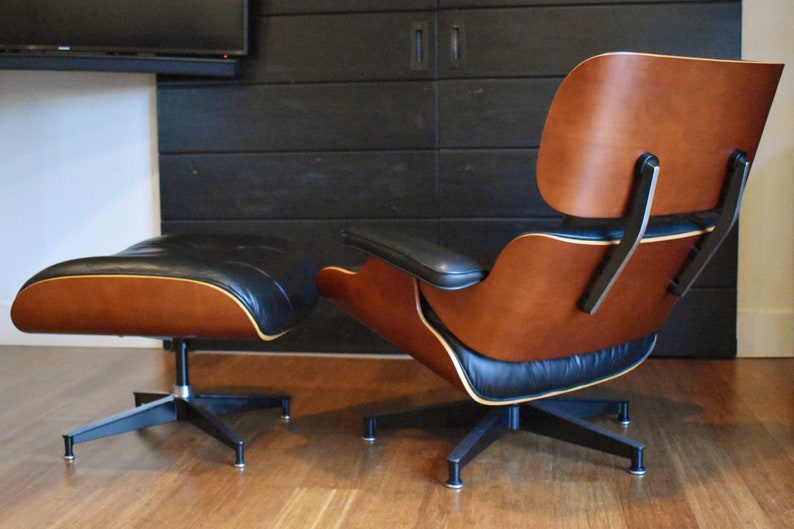 Restored Eames cherry lounge chair and ottoman by Herman Miller, circa 2002 immagine 2