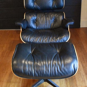 Restored Eames cherry lounge chair and ottoman by Herman Miller, circa 2002 immagine 8