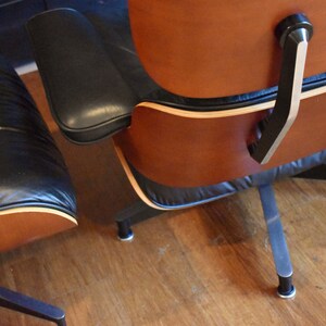 Restored Eames cherry lounge chair and ottoman by Herman Miller, circa 2002 immagine 6