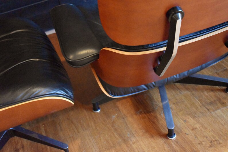 Restored Eames cherry lounge chair and ottoman by Herman Miller, circa 2002 immagine 6