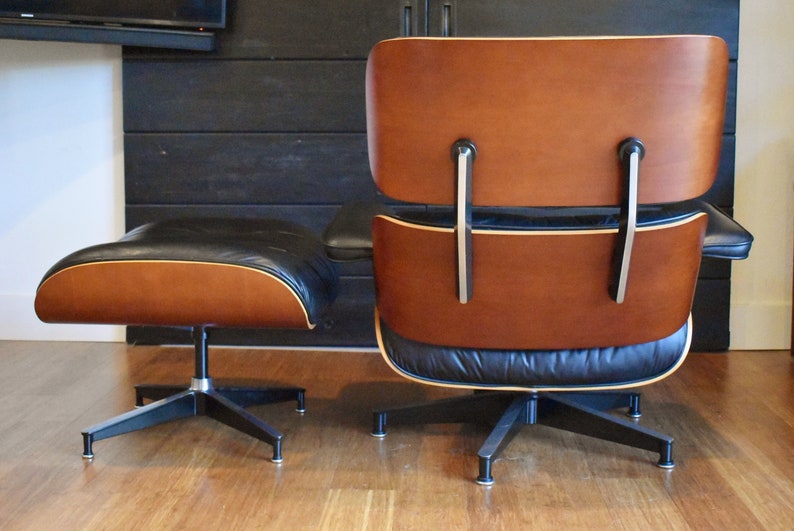 Restored Eames cherry lounge chair and ottoman by Herman Miller, circa 2002 immagine 1