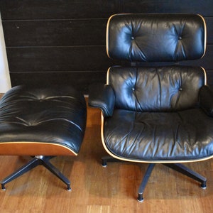 Restored Eames cherry lounge chair and ottoman by Herman Miller, circa 2002 immagine 7