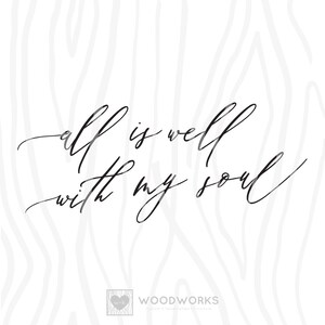 Puede incluir: Impresión de arte de caligrafía en blanco y negro con el texto "all is well with my soul". La impresión está sobre un fondo blanco con un patrón de veta de madera.