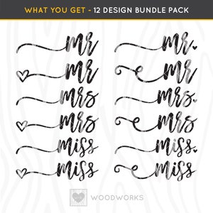 Op de afbeelding: Een set van 12 SVG-ontwerpen met een bruiloftsthema met de woorden "Mr", "Mrs" en "Miss" in verschillende cursieve stijlen. De ontwerpen bevatten harten en krulletjes.