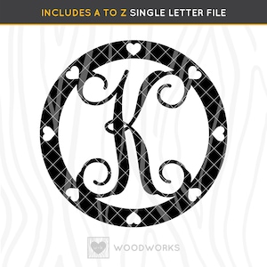 Könnte beinhalten: Schwarzer Monogrammbuchstabe "K" in einem Kreis mit einem Randmuster aus Herzen und Rauten. Der Text "INCLUDES A TO Z SINGLE LETTER FILE" steht oben. Das Woodworks-Logo befindet sich unten.