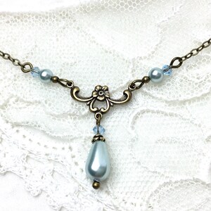Collier romantique victorien bleu pâle à motif floral, pendentif floral en perle bleu clair