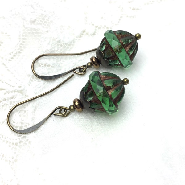 Style vintage en verre tchèque vert antique pendent boucles d’oreilles en laiton antique boucles d’oreilles vertes rustiques