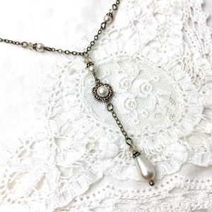 Collier romantique en forme de Y, couleur crème, avec perles et pendentif en forme de larme.