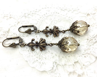 Viktorianische, romantische, florale, transparente Kronleuchter-Ohrhänger aus antikem Messing