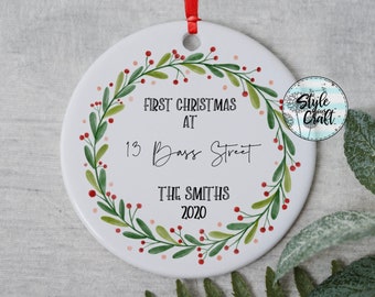 Premier Noël à... ornement, ornement en céramique de couronne de Noël, ornement familial double face, noms et message personnalisés de M. et Mme