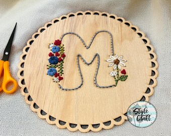 Monogramme floral en bois à broder DIY, blanc en bois ou kit complet, projet de kit de démarrage, cadeau monogramme personnalisé