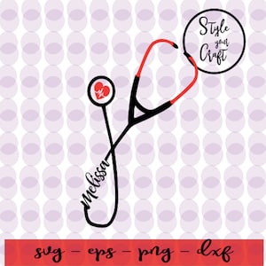 Può includere: Uno stetoscopio nero e rosso con una grafica di battito cardiaco sull'estremità di ascolto. Lo stetoscopio è curvo per scrivere il nome "Melissa". Un cerchio con il testo "Style your Craft" si trova nell'angolo in alto a destra dell'immagine.